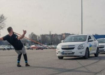 Спортсмен-екстремал з Дніпра тягнув зубами шість автівок