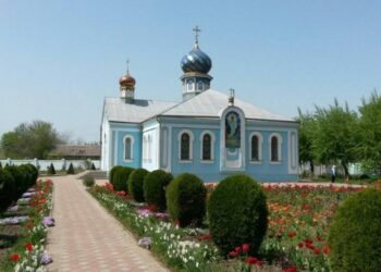 На Великдень у Нікополі росіяни обстріляли храм Трьох Святителів УПЦ МП: постраждала поліцейська