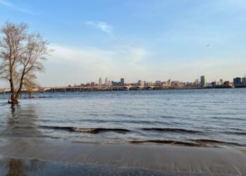У Дніпрі затопило Воронцовський пляж (ФОТО)