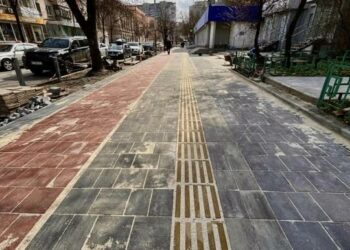 У Дніпрі на Воскесенській з’явилася “логічна” велодоріжка