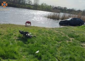 У Синельниківському районі надзвичайники дістали з річки потонулий легковик