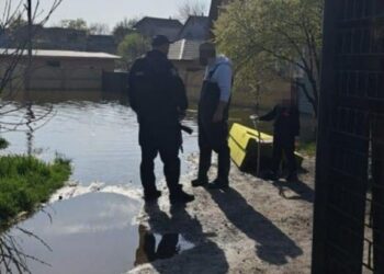 Поліцейські Дніпропетровщини охороняють підтоплені будинки від мародерів