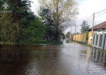 Через весняне підтоплення у передмісті Дніпра почали відключати світло