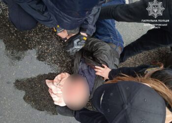 У Дніпрі поліцейські врятували життя водієві після ДТП