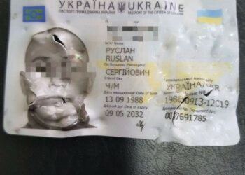 Мешканець Апостолового через кілька місяців дивом відшукав на подвір’ї свій паспорт, пошкоджений під час обстрілу