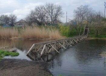 У Підгородному затопило пішохідний міст через Кільчень: місцеві звинувачують не повінь, а мера