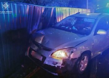 У Дніпровському районі водій не впорався з керуванням і влетів у паркан: серед постраждалих – дитина
