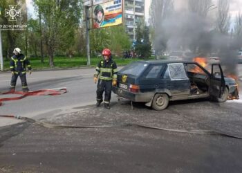 У Павлограді на ходу загорівся  легковик