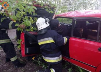 У Жовтих Водах «ВАЗ» влетів у залізобетонну опору: 18-річного водія вирізали з розбитого авто
