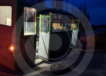 Ледь не злетів в кювет: на шляху з Дніпра у автобуса з пассажирами на ходу відлетіли колеса