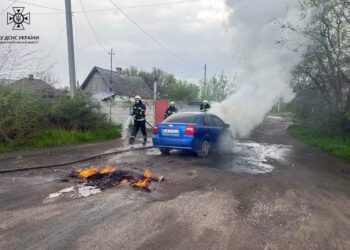 У Дніпрі під час руху загорівся легковик