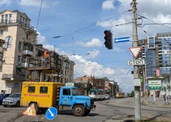 Через обрив контактної мережі на Лесі Українки у Дніпрі зупинилися трамваї