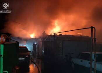 У Дніпрі з палаючого будинку  врятовано чоловіка