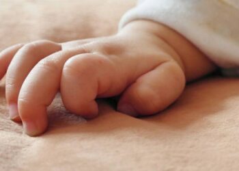 Біля однієї з поліклінік Дніпра покинули немовля