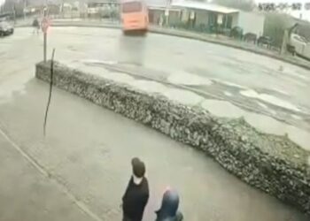 У Новомосковську маршрутка вилетіла у кювет: відео ДТП потрапило до об’єктива камери (ВІДЕО)