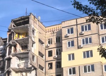 Мешканці будинку, який постраждав від ракетного удару у Дніпрі, вже півроку не можуть повернуся до своїх квартир: яка ситуація зараз