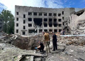Величезна вирва та потрощені автівки: поліція показала нові фото та відео з місць прильотів у Дніпрі