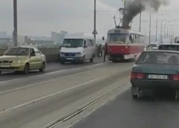 На Амурському мосту під час руху загорівся трамвай