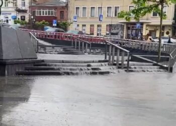 У Дніпрі пішохідна вулиця Короленка перетворилася на  “венеціанську” (ВІДЕО)