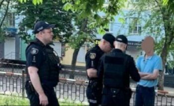 У Кривому Розі чоловік посеред вулиці побив незнайому жінку цеглою