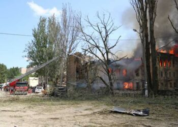 У Дніпрі рятувальники загасили пожежі, що сталися внаслідок ворожих ударів 