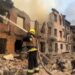 Під завалами шукають людину на місці ракетної атаки у Дніпрі (ВІДЕО)