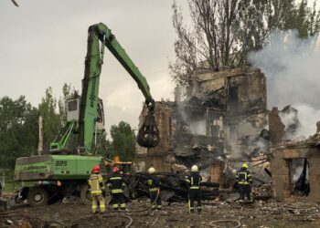 У Дніпрі завершено розбір завалів поліклініки, в яку влучила ворожа ракета