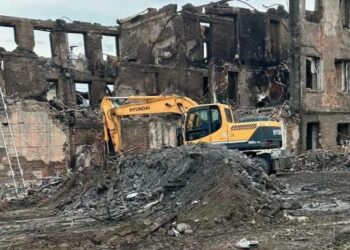 У Дніпрі комунальні служби вивозять зруйновані конструкції поліклініки, в яку поцілила ракета