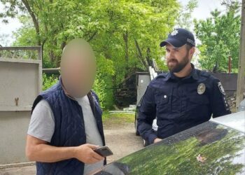 Хвилинка добра: шкільний офіцер повернув власнику загублений телефон