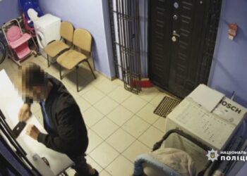 У Кривому Розі зловмисник викрав з ломбарду телефон (ВІДЕО)