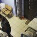 У Кривому Розі зловмисник викрав з ломбарду телефон (ВІДЕО)