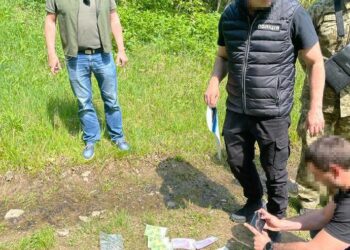 2000 євро за перетин кордону: на Закарпатті затримали дніпрянина за спробу підкупу прикордонника