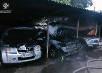 У Дніпрі вночі палала автостоянка: згоріли три авто