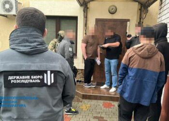 У Дніпрі затримали поліцейського, який “вибивав” неіснуючий борг і погрожував вбивством бійцю ЗСУ