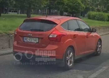 Хвилинка добра: у Дніпрі водій Ford зупинився та перевів бабусю по “зебрі” на інший бік проспекту Поля (ВІДЕО)