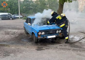 У Дніпрі загорівся припаркований легковик