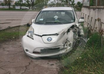 На набережній Дніпра Nissan зніс світлофор