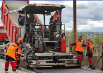 У Дніпрі на Старому мосту завершують ремонт асфальтного покриття