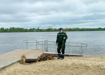 У Дніпрі прибирають затоплений пляж на Монастирському острові