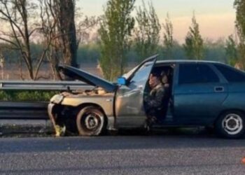 На трасі Дніпро-Павлоград автівка влетіла у відбійник: постраждав водій