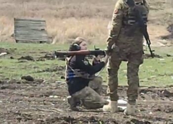 Дівчина з Дніпра проміняла мрію стати кондитером на військову форму