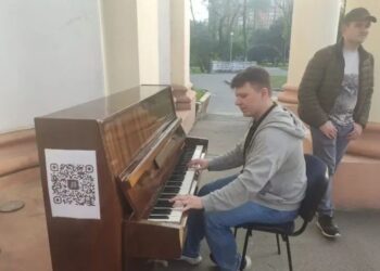 У центральному парку Дніпра просто неба поставили фортепіано