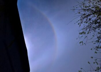 Сьогодні у Дніпрі можна спостерігати сонячне гало (ФОТО)