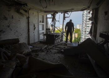 Віталій Кличко показав моторошні фото пошкодженої уламками дронів багатоповерхівки у столиці