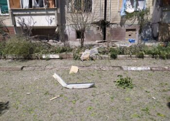 Поліція показала фото після обстрілів Нікополя, під час яких постраждала 46-річна жінка