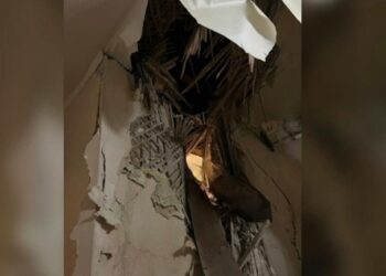Очевидці показали, як виглядає квартира у Дніпрі, розтрощена уламками збитої ракети (ВІДЕО)