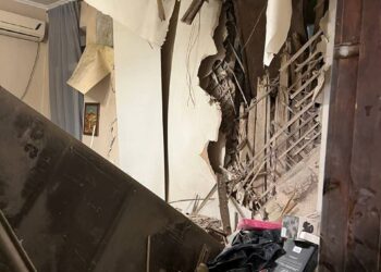 Поліція продовжує фіксувати наслідки падіння уламків ракети у Дніпрі
