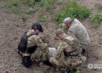 Вибухотехніки знешкодили нерозірвану бойову частину ракети, яку окупанти націлили на Дніпро (ВІДЕО)