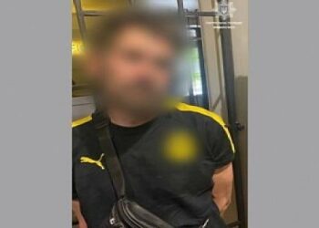 Вдарив пляшкою по голові та пішов: у Кривому Розі затримали хулігана