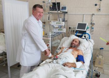 Уламок застряг прямо у серці: у Дніпрі врятували життя 48-річному бійцю